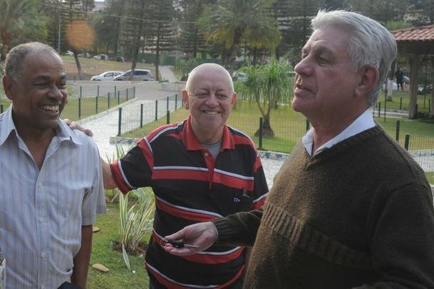 O ex-jogador Evaldo (E), ex-atacante do Cruzeiro, compareceu ao velório de Marcial de Melo Castro