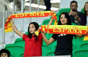 Torcedores de Espanha e Costa Rica no jogo pela Copa do Mundo.