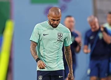 Jogador está preso na Espanha desde janeiro, e recebe xingamentos de outros presidiários