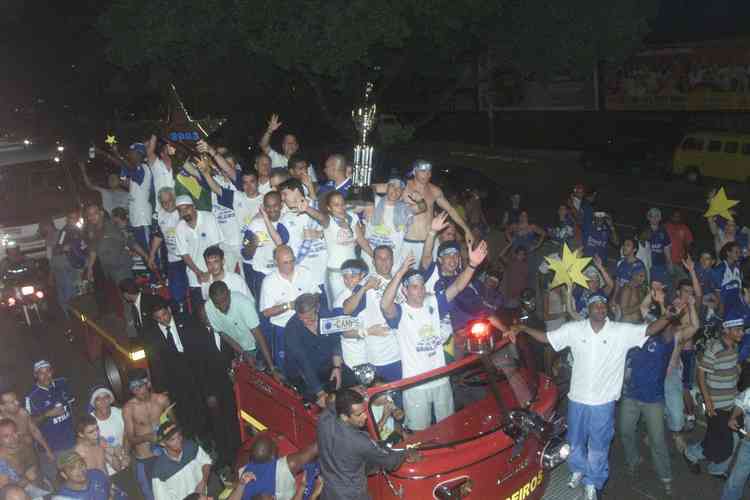 Em 2003, o Cruzeiro goleou a URT por 4 a 0 no Estádio Zama Maciel, em Patos de Minas, e confirmou o título mineiro. Logo depois da partida, o elenco saiu em carro aberto pelas ruas da cidade e fez a festa da torcida celeste no interior de Minas.