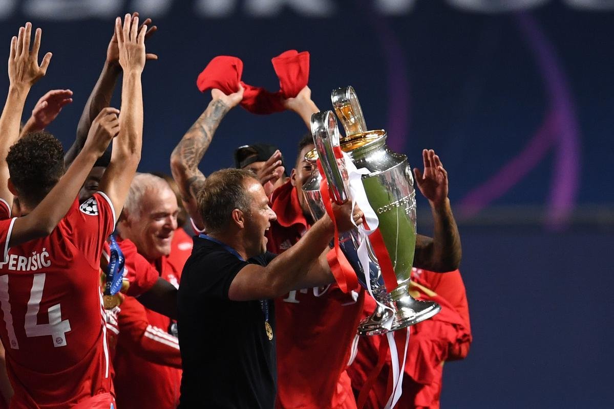 Bayern conquistou o hexa da Liga dos Campeões da Europa ao vencer o PSG por 1 a 0, neste domingo, no Estádio da Luz, em Lisboa. Coman marcou o gol do título alemão. Capitão Neuer ergue a taça junto aos seus companheiros.
