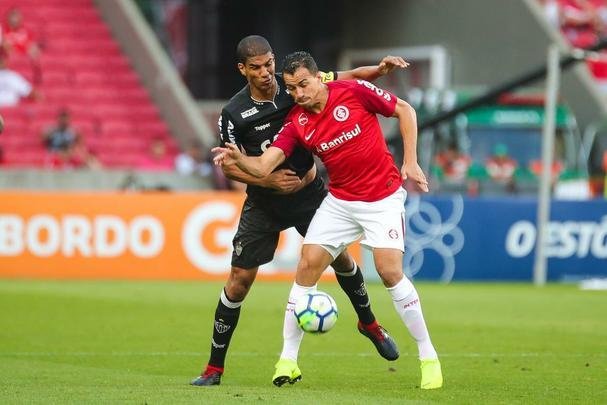 Galo derrotou Internacional no Beira-Rio com gols de Cazares e Terans; D'Alessandro descontou de pênalti
