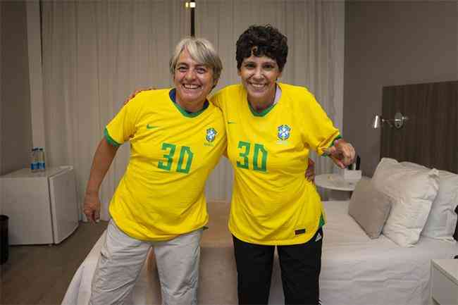 Suzana e Marcinha com a camisa em homenagem aos 30 anos da Primeira Copa do Mundo de Futebol Feminino