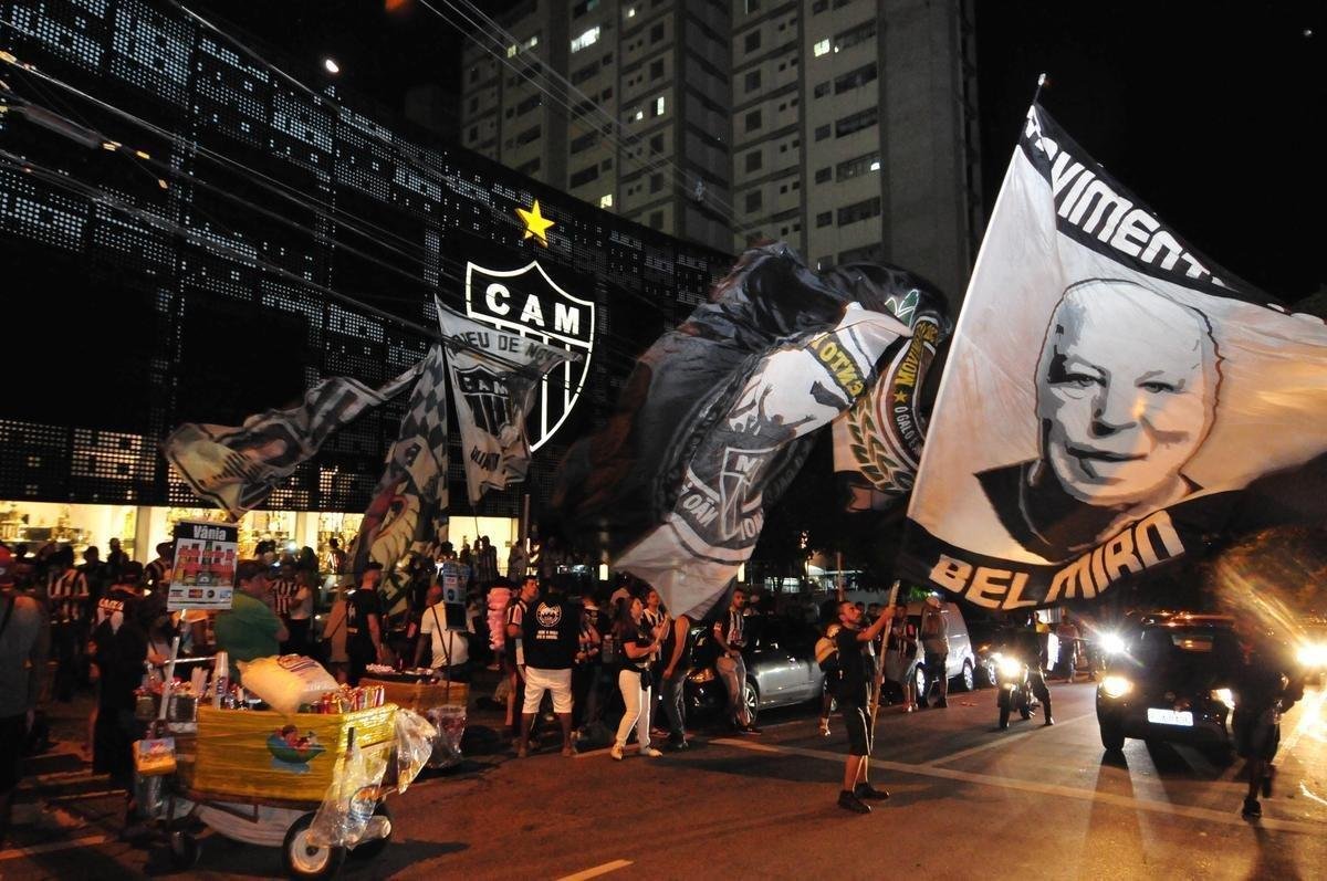 Fotos da festa da torcida do Atltico na sede do clube pelo aniversrio de 110 anos