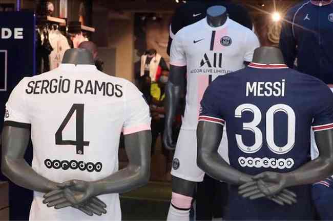 Sergio Ramos posta foto da camisa 4, que usar no PSG ao lado da de Messi, ex-rival na Espanha