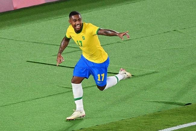 Fotos da festa dos jogadores brasileiros com a conquista da medalha de ouro em Tquio no futebol. Seleo  bicampe olmpica e de forma consecutiva