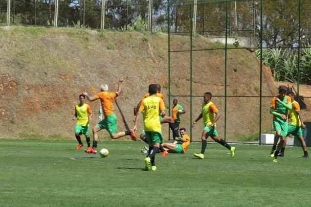Fotos do treino do Amrica, nesta quarta-feira, no CT Lanna Drumond. Atividade com bola fechou preparao do Coelho para o clssico contra o Cruzeiro, marcado para esta quinta, s 21h, no Independncia, pela 23 rodada do Campeonato Brasileiro