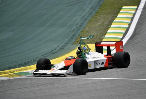 Bruno Senna pilota McLaren histórica de Ayrton e leva Interlagos ao delírio