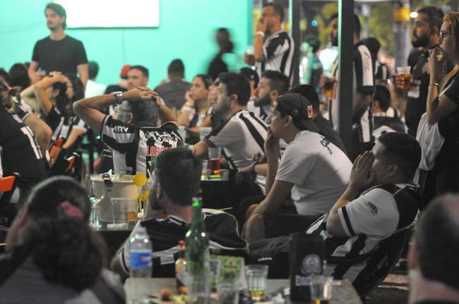 Torcedores do Atlético acompanham a partida contra o Palmeiras em alguns bares de Belo Horizonte