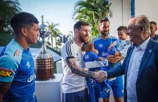 Messi foi recepcionado por Lucas Romero e Ariel Cabral, e ganhou kit do clube para a famlia