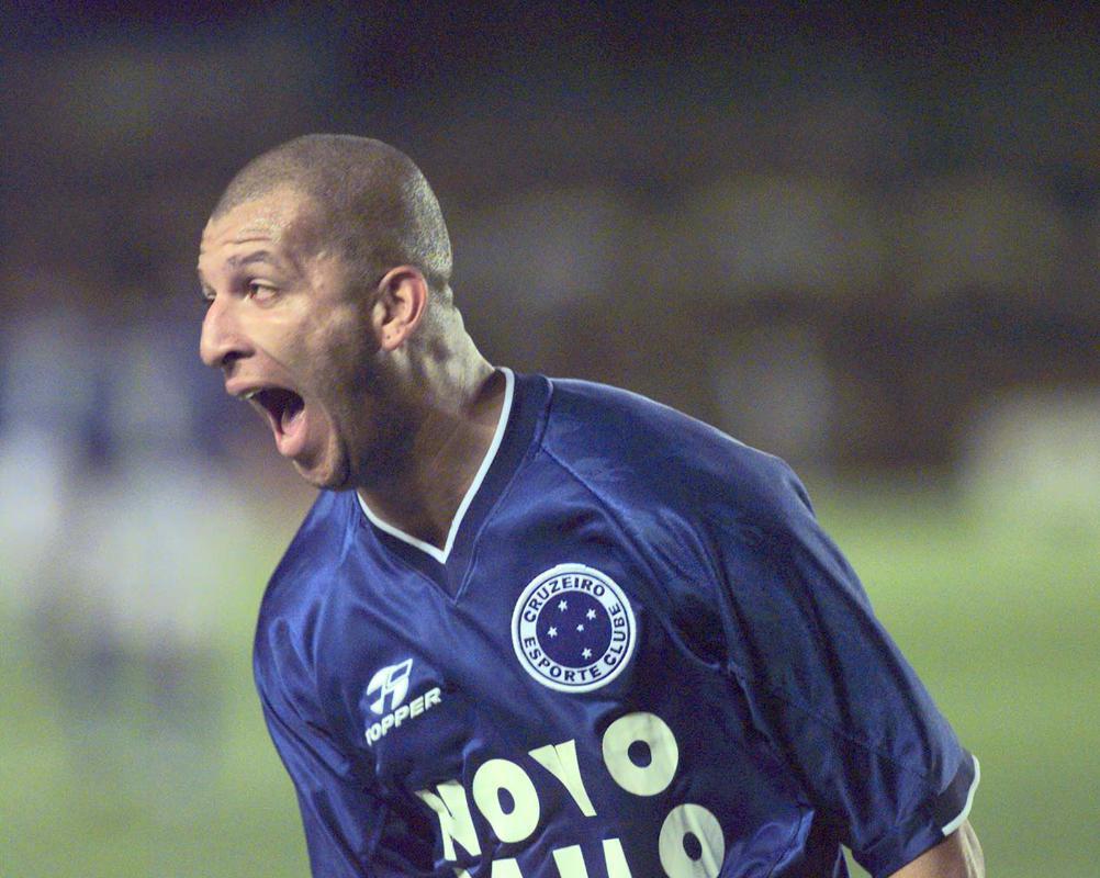 Fábio Júnior foi o artilheiro do Cruzeiro vice-campeão brasileiro de 1998, com 18 gols em 32 jogos. Graças ao grande desempenho, a Roma, da Itália, pagou 15 milhões de dólares por sua contratação, em janeiro de 1999. Em março de 2000, retornou ao time celeste por empréstimo e foi fundamental no título da Copa do Brasil ao marcar o primeiro gol da vitória por 2 a 1 sobre o São Paulo, no Mineirão. O centroavante teve uma terceira estada no clube, em 2002. No geral, disputou 190 partidas e fez 81 gols.