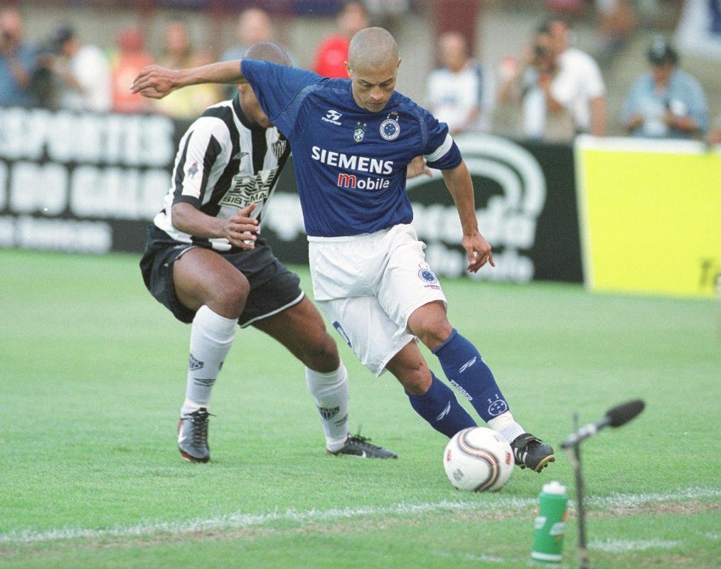 Em 2004, o Cruzeiro finalmente adotou um lançamento cronológico de uniformes, acompanhando as temporadas que se iniciavam. Naquele ano, a Topper seguiu, mas a empresa alemã relacionada à telefonia Siemens assumiu a vaga da Fiat como patrocinadora máster. A camisa principal era azul, com o símbolo da CBF no peito em alusão ao título brasileiro de 2003 e duas estrelas logo acima, lembrando também a conquista da Taça Brasil em 1966. Foi também o primeiro ano do Cruzeiro com escudo alterado, tendo a tríplice coroa como parte do símbolo. A versão branca acompanhava o padrão da principal.