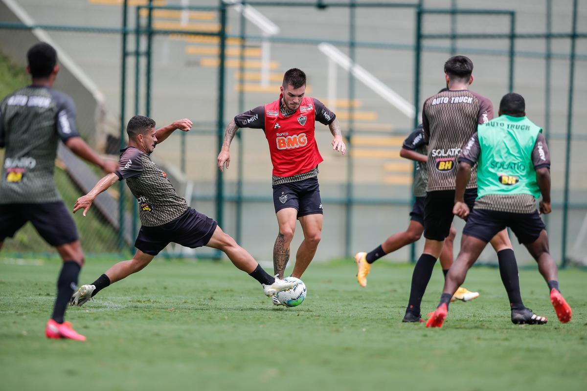 Depois do empate por 2 a 2 com o Cear, no Castelo, pela 22 rodada do Brasileiro, Atltico voltou aos treinos nesta segunda-feira na Cidade do Galo. Atividade teve vrias caras novas, diante do elevado nmero de atletas infectados pela COVID-19
