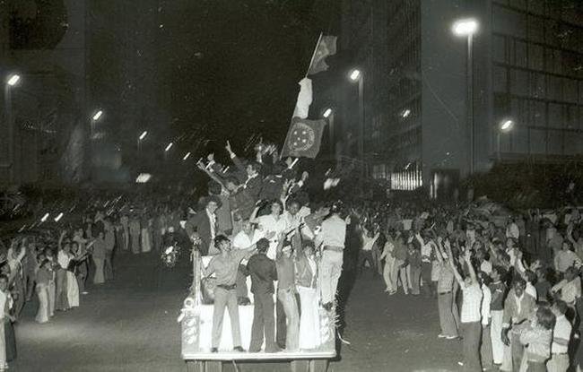 Torcida cruzeirense fez festa na chegada dos jogadores a BH