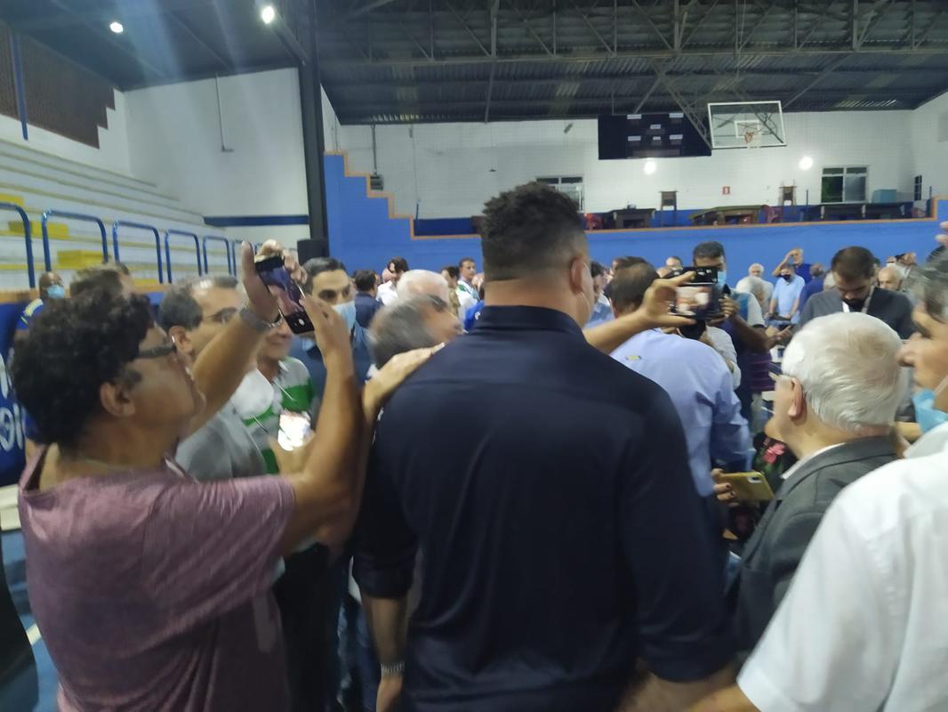 Ronaldo compareceu à votação da venda da SAF do Cruzeiro no Barro Preto e foi muito assediado por conselheiros do clube