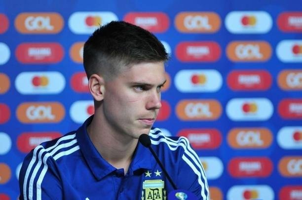 Tcnicos de Argentina e Paraguai, juntos de um jogador de cada equipe, em entrevista no Mineiro