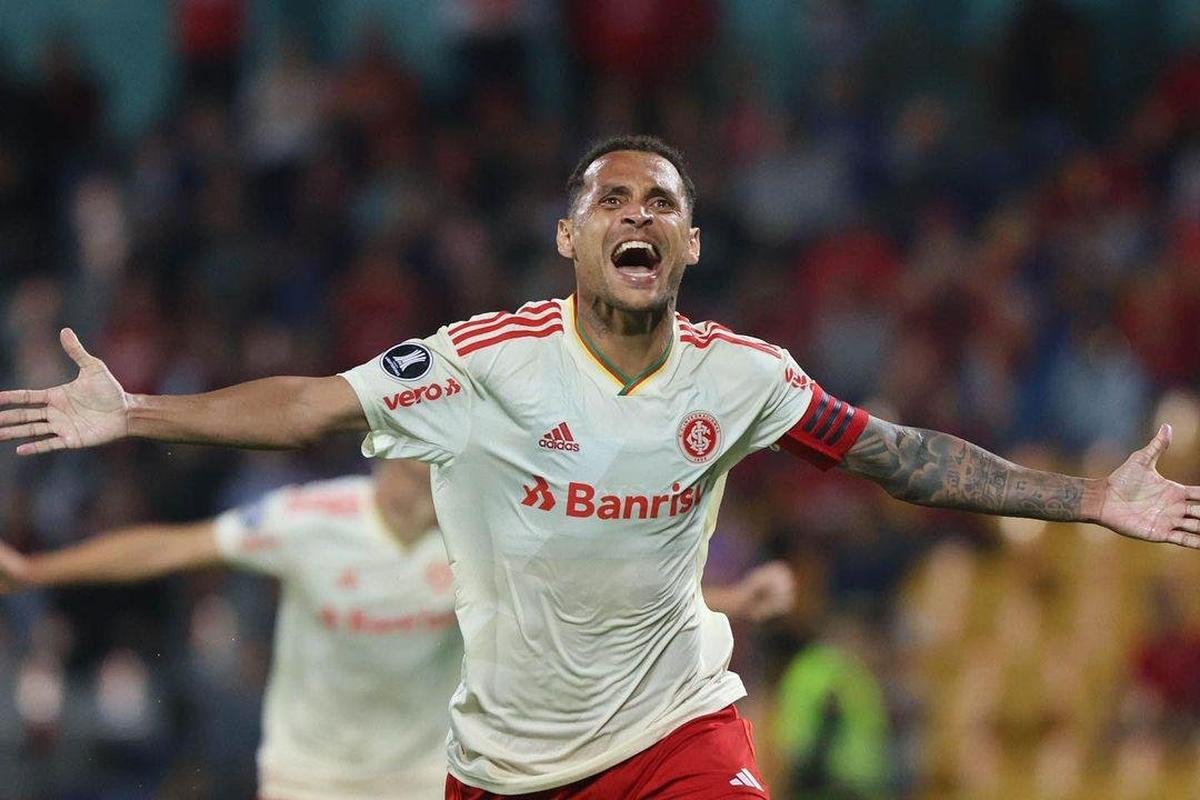 16 - Alan Patrick (Internacional) - 7 gols