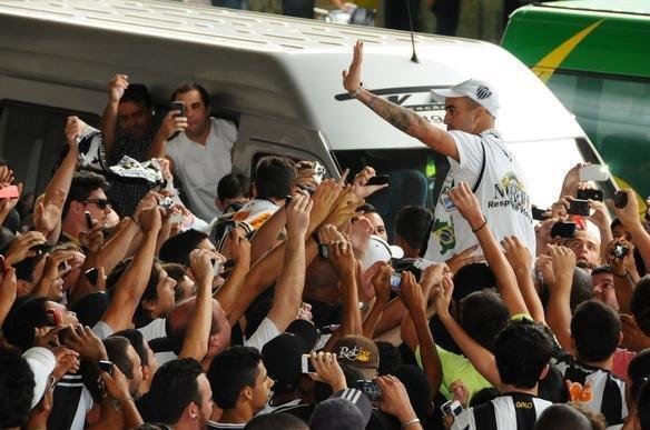 Diego Tardelli nos braos da torcida do Atltico, na chegada a Confins.
Atacante assinar contrato de quatro anos com o clube