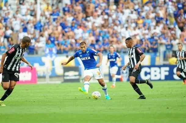 Imagens da parte final do primeiro tempo, com o Atltico em vantagem de 1 a 0