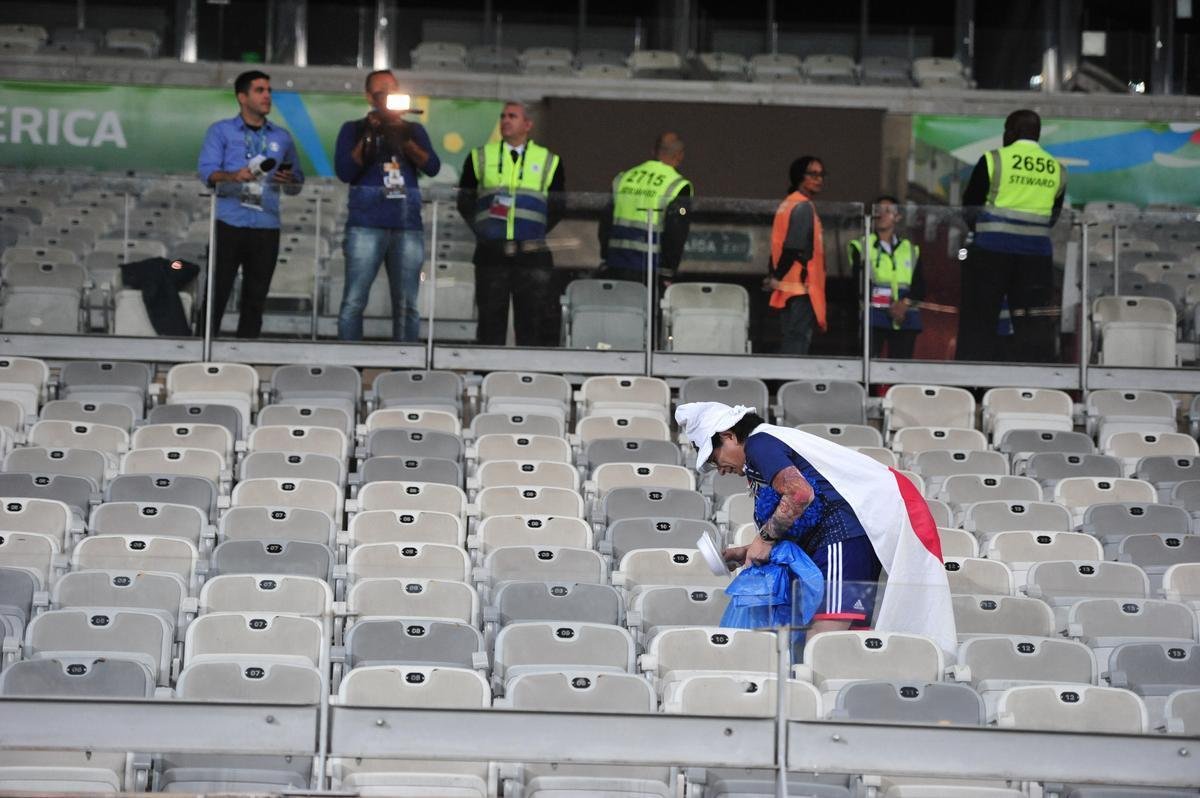 Depois do empate entre Japo e Equador, por 1 a 1, pela Copa Amrica, um torcedor japons deu um bom exemplo aos brasileiros. Com pacincia, ele recolheu lixo em vrios pontos do setor em que se encontrava no Mineiro. Na Copa de 2014, no Brasil, os nipnicos j haviam mostrado civilidade ao mundo ao limpar arquibancadas e vestirios dos estdios.
