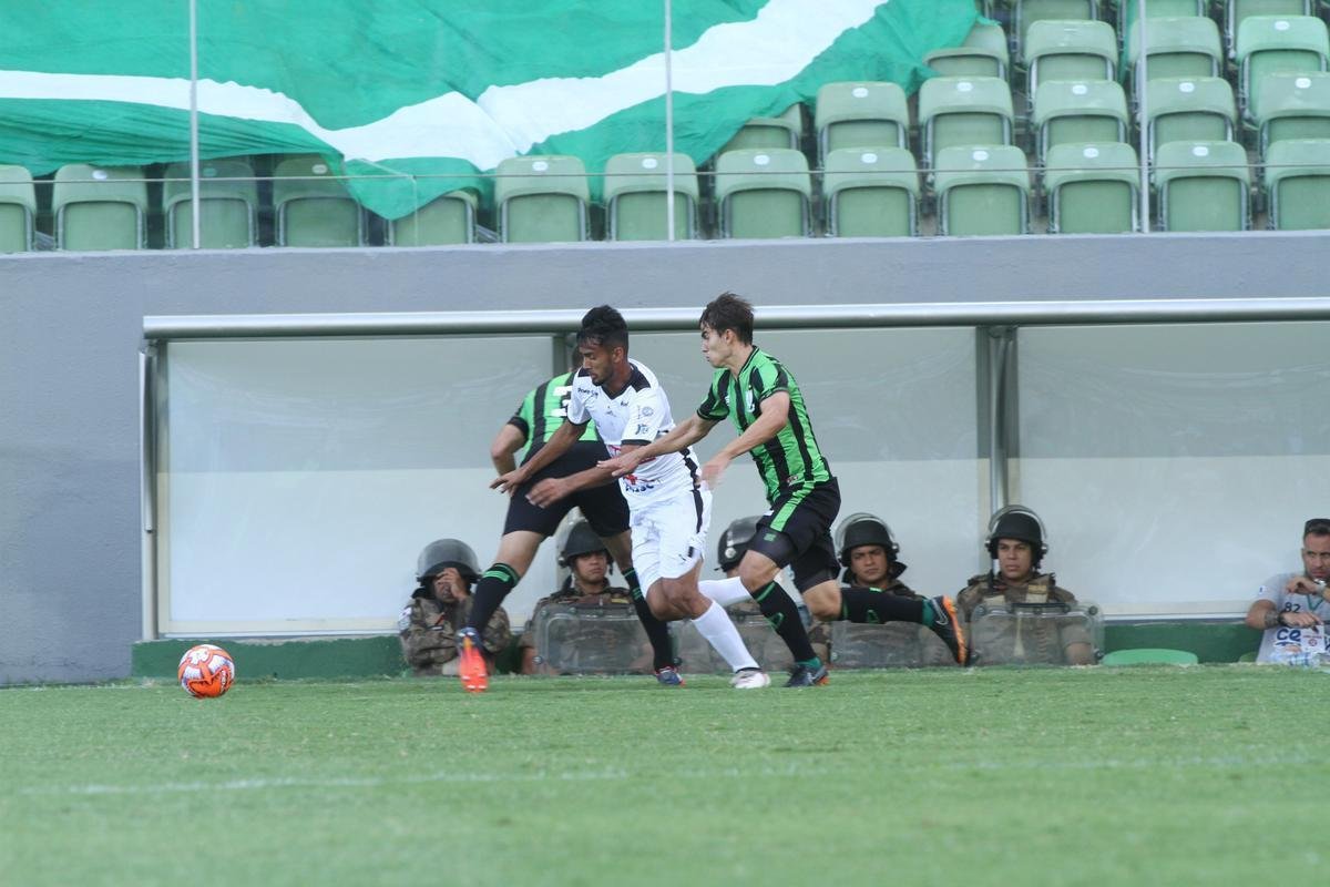 Lances da partida entre Amrica e Tupi. Coelho venceu no Independncia por 5 a 0