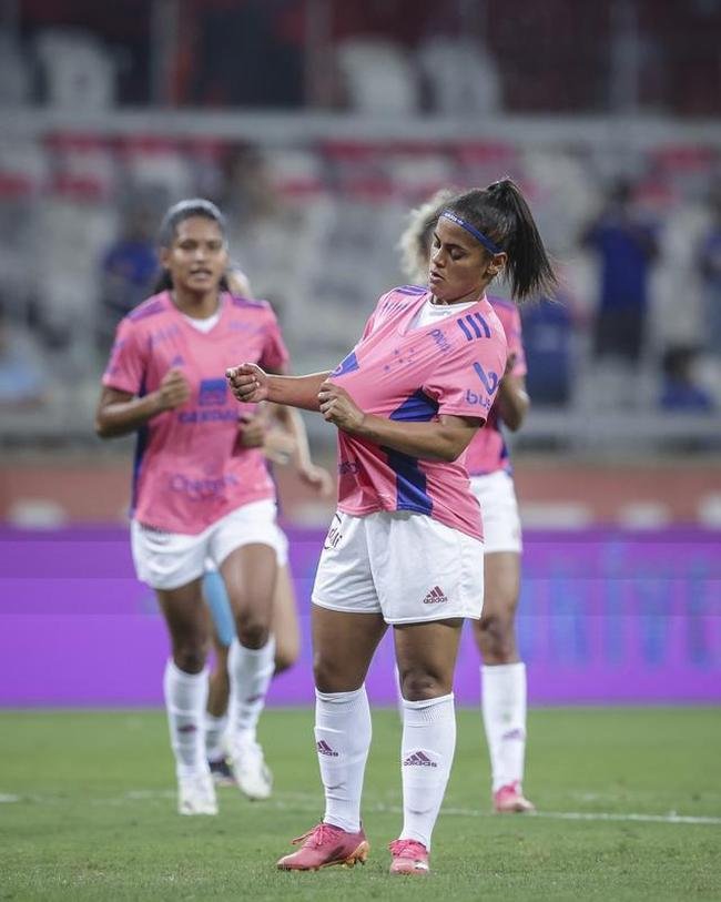 Em preliminar de Cruzeiro x Ituano pela Srie B, o time feminino da Raposa, conhecido como Cabulosas, goleou o Araguari por 8 a 0 pela terceira rodada do Campeonato Mineiro Feminino. Equipe cruzeirense estreou o uniforme rosa, confeccionado pela Adidas em homenagem  campanha Outubro Rosa, de conscientizao contra o cncer de mama