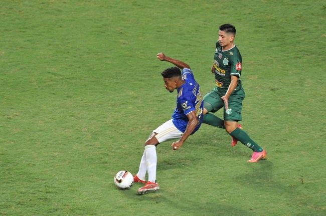 Depois de muito insistir, Cruzeiro abriu o placar com latera-esquerdo Matheus, em cobrana de falta: 1 a 0