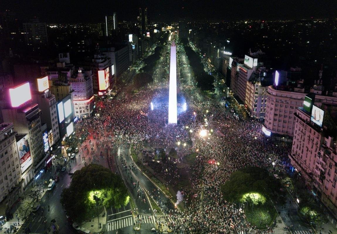 Festa da torcida do River Plate, pelo ttulo da Copa Libertadores, tomou o Centro de Buenos Aires neste domingo  noite. Celebraes na Avenida 9 de Julho, a principal da capital argentina, invadiram a madrugada. Clube chegou ao tetracampeonato continental com a vitria por 3 a 1 sobre o Boca, em Madri, na grande final.