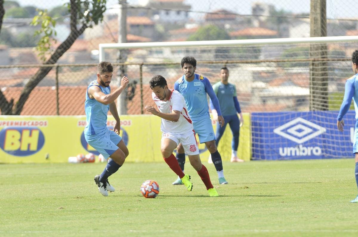 Com gols de Rafinha, David, Renato Kayzer e Murilo, Cruzeiro venceu Democrata-SL por 4 a 1 em jogo-treino nesta tera-feira, na Toca da Raposa 2 (fotos: Juarez Rodrigues/EM D.A Press)