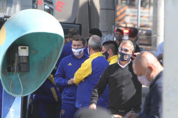 A delegação do Boca Juniors foi liberada da Central de Flagrantes 4  (CEFLAN 4) da Polícia Civil, no bairro Alípio de Melo, região Noroeste de Belo Horizonte, por volta das 12h desta quarta-feira. Jogadores e membros da comissão técnica da equipe argentina ficaram na delegacia por cerca de 12 horas para esclarecimentos sobre a confusão no Mineirão após a eliminação diante do Atlético, nos pênaltis, pelas oitavas de final da Copa Libertadores da América.
