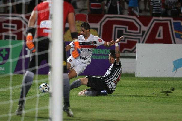 Santa Cruz e Botafogo-PB se enfrentaram pela 12ª rodada da Série C do Campeonato Brasileiro para se manterem na briga pelo G4