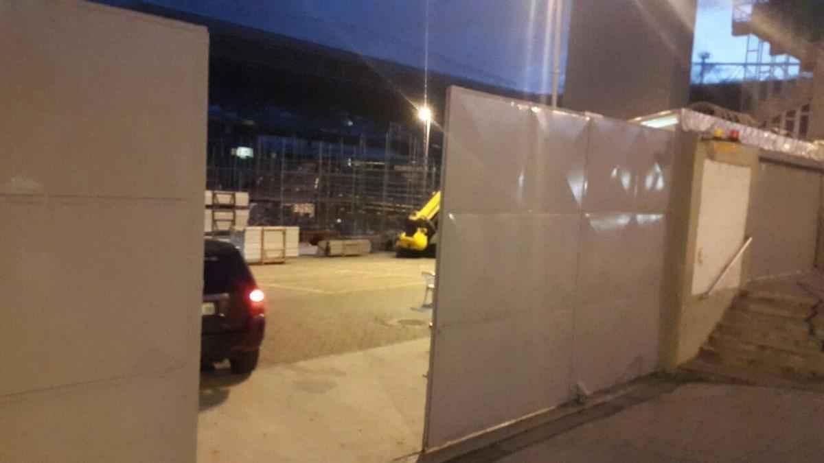 Arquibancada mvel est sendo erguida ao lado dos vestirios do Independncia