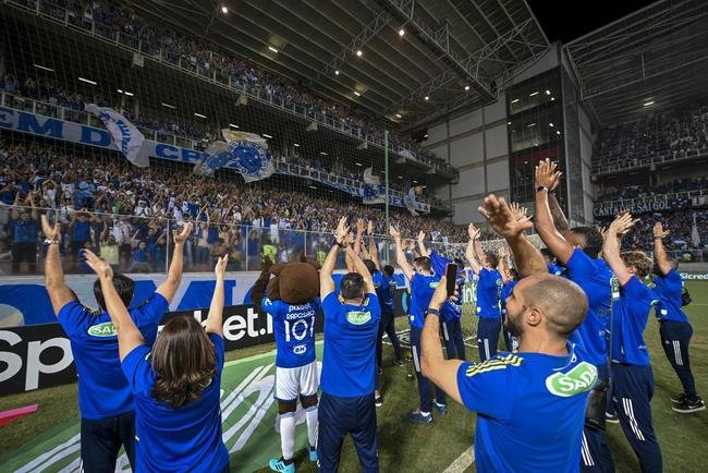 Time de vôlei do Cruzeiro festeja conquista da Superliga nas ruas e no estádio