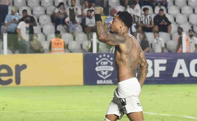 Marinho deixou o campo comemorando a vitria e o fim do jejum de gols no Santos 