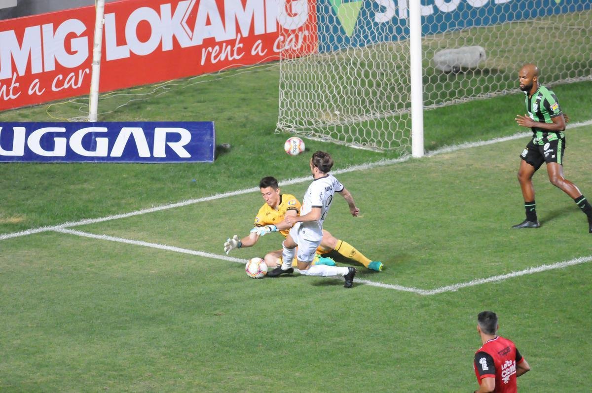 No fim do jogo, Savarino marcou o terceiro gol do Galo no clssico