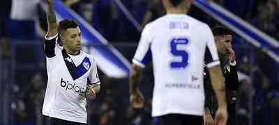 Com gol de pênalti, Vélez vence o River e larga na frente na Libertadores