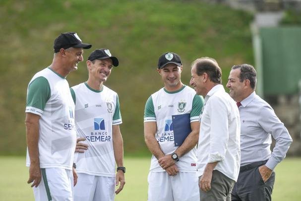 Lisca foi apresentado, conversou com jogadores e assistiu ao treino do Amrica