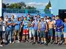Em ato de protesto, torcida do Cruzeiro cerca atletas na chegada  Toca da Raposa e cobra raa