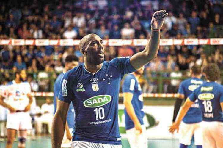 Cruzeiro age rápido e anuncia chegada do cubano Simon, considerado melhor  central do mundo - Superesportes