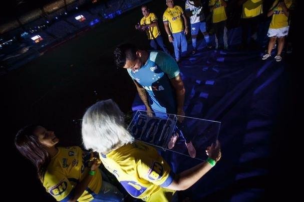 Antes de jogo entre Cruzeiro e Cear, goleiro Fbio foi homenageado pelas 800 partidas a servio do clube. Na imagem, todos os trofus conquistados pelo camisa 1 no time celeste: seis Campeonatos Mineiros (2006, 2008, 2009, 2011, 2014 e 2018), trs Copas do Brasil (2000, 2017 e 2018) e dois Campeonatos Brasileiros (2013 e 2014).