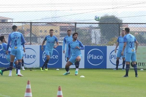 Presidente do Cruzeiro, Wagner Pires de S, acompanhou treino deste sbado, na Toca da Raposa II. Mais uma vez, Arrascaeta treinou normalmente e est cotado para iniciar como titular diante do Atltico-PR, na segunda-feira, no Mineiro, pelas oitavas de final da Copa do Brasil