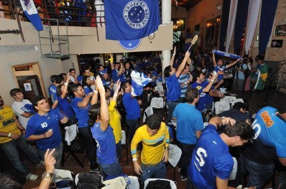 Torcedores do Cruzeiro comemoram o ttulo brasileiro em bares de BH