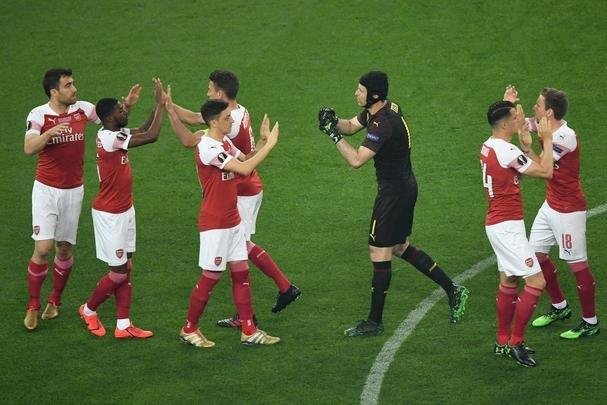 Com direito a um show de Hazard no segundo tempo, quando o craque belga marcou dois gols e ainda deu assistncia para Pedro balanar as redes, o Chelsea goleou o Arsenal por 4 a 1, nesta quarta-feira, no estdio Olmpico de Baku, no Azerbaijo, e conquistou o seu segundo ttulo da Liga Europa