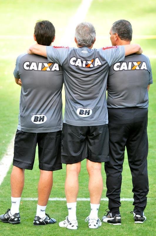 O tcnico Oswaldo de Oliveira foi apresentado na tarde desta tera-feira e, em seguida, comandou treino na Cidade do Galo