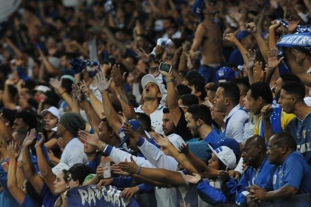 Nos minutos finais, torcida do Cruzeiro parecia no acreditar na derrota para o Internacional
