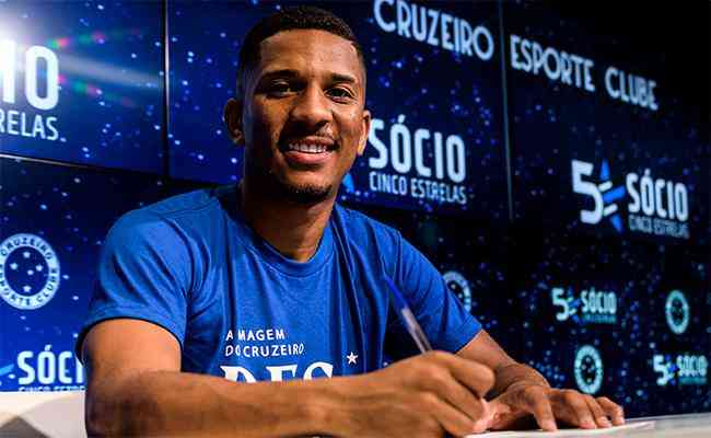 Matheus Dav assinou contrato com o Cruzeiro at 2025