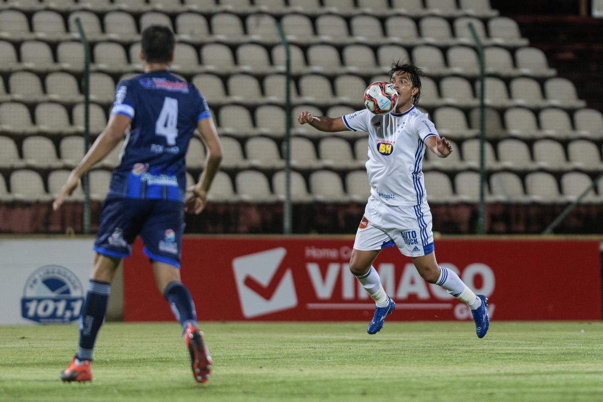 Cruzeiro venceu URT por 2 a 0, com gols de Manoel e Marcinho, e chegou a quatro pontos no Campeonato Mineiro