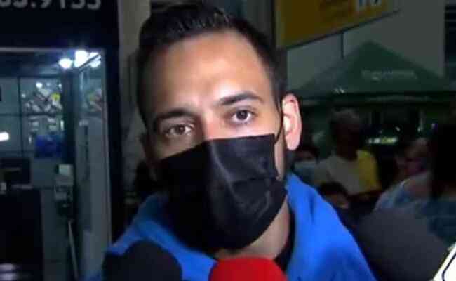 Maycon, do Shakhtar Donetsk, conversou com a imprensa no aeroporto em São Paulo