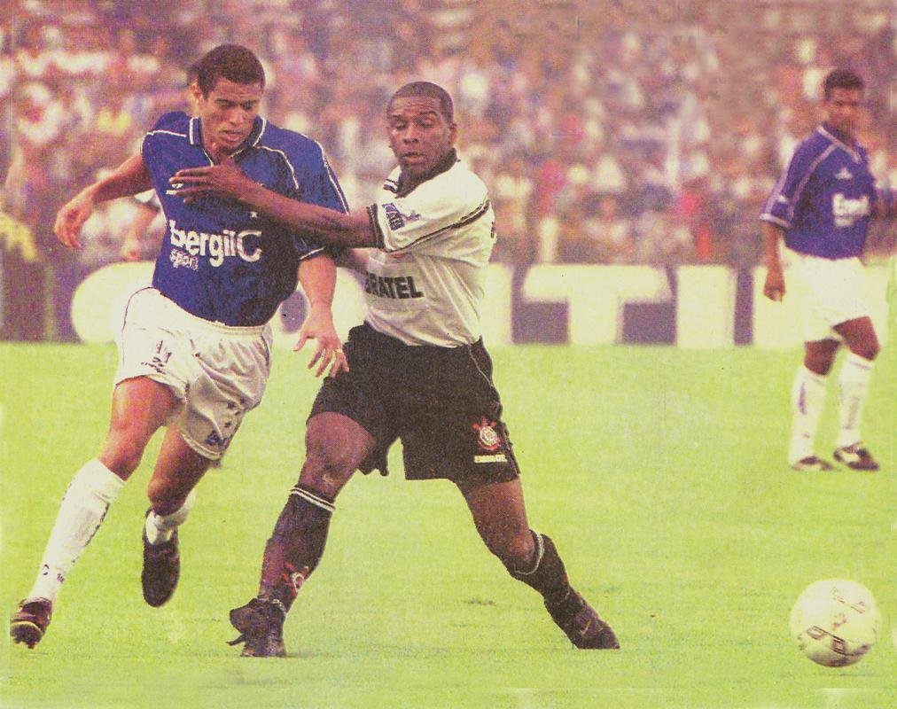 No fim de 1998, a Rhumell deu lugar novamente à Topper. A empresa foi a primeira fornecedora a ter a marca estampada em um uniforme do Cruzeiro ainda na década de 1980. A marca Energil C, do laboratório EMS Sigma Pharma, seguia como patrocinador máster. A camisa da Topper principal manteve até 2000 os padrões da linha anterior da Rhumell: azul, com detalhes brancos nas laterais e na gola.