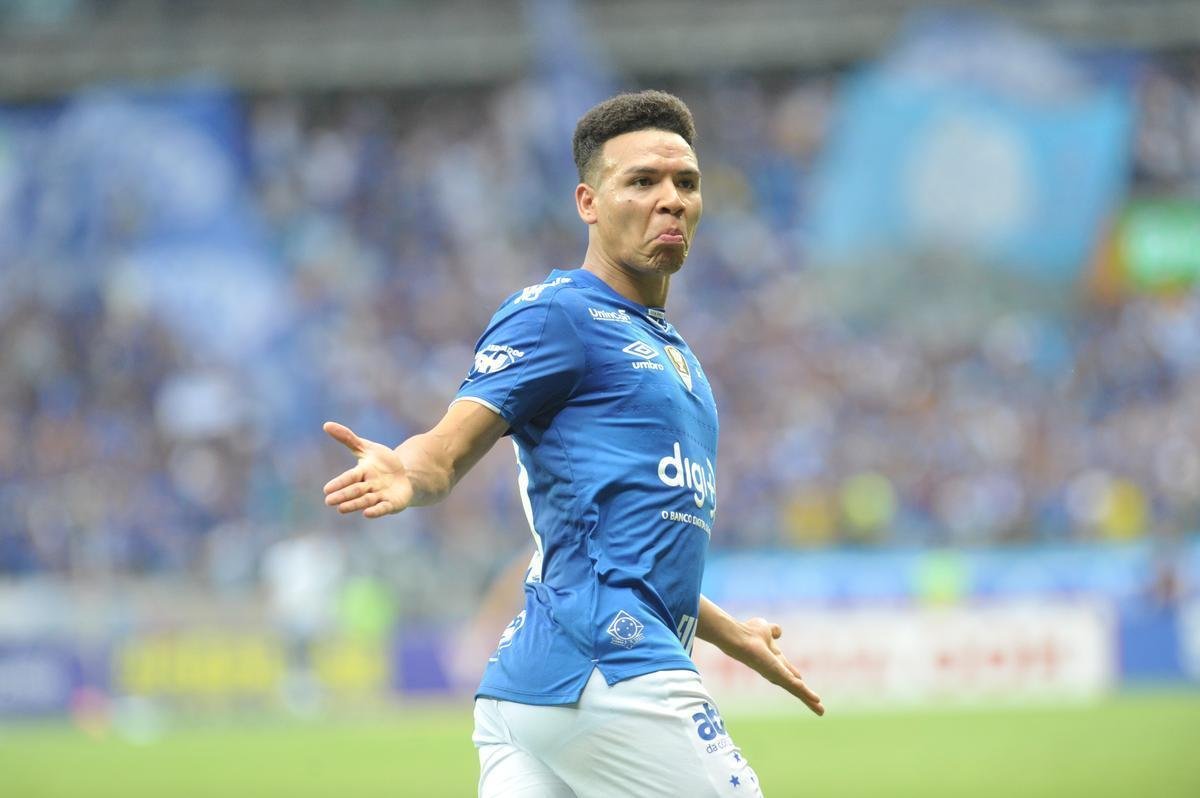 Fotos do gol de Marquinhos Gabriel, do Cruzeiro, sobre o Atltico, na primeira partida da deciso do Mineiro; Meia-atacante chutou de perna esquerda, e a bola entrou no canto direito de Victor aps desvio em Leonardo Silva